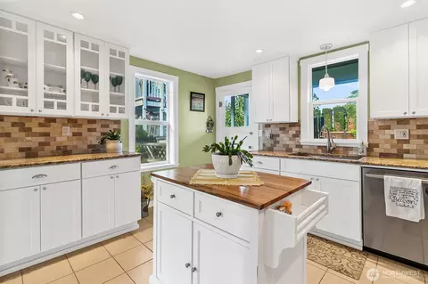 Kitchen - 722 Alder Ave, Sumner, WA 98390 photo 3 of 4