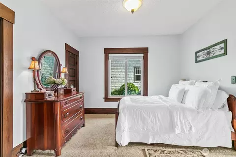 Bedroom - 722 Alder Ave, Sumner, WA 98390 photo 4 of 6