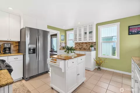 Kitchen - 722 Alder Ave, Sumner, WA 98390 photo 4 of 4