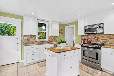 Kitchen - 722 Alder Ave, Sumner, WA 98390 photo 1 of 4