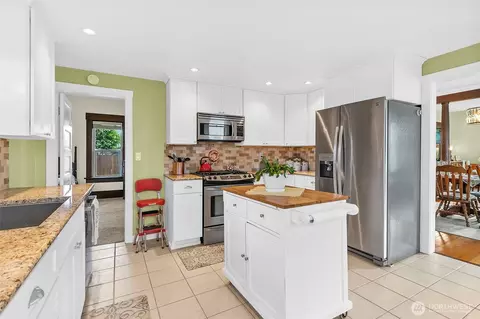 Kitchen - 722 Alder Ave, Sumner, WA 98390 photo 2 of 4