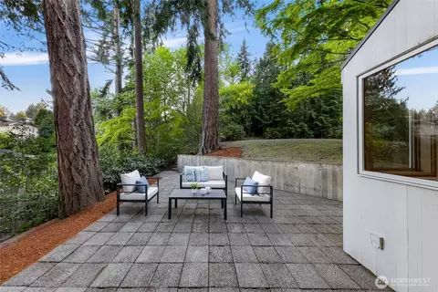 2261 W Lake Sammamish Pkwy SE, Bellevue, WA 98008