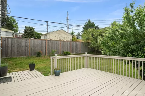 Exterior - 2052 E Wright Ave, Tacoma, WA 98404 photo 5 of 8