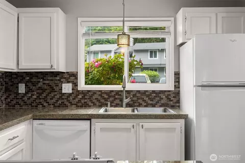 Kitchen - 1526 192nd St SE #O4, Bothell, WA 98012 photo 3 of 5