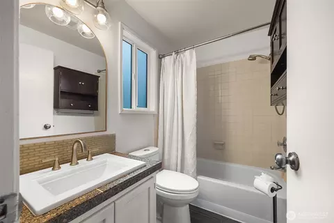 Bath - 1526 192nd St SE #O4, Bothell, WA 98012 photo 2 of 5