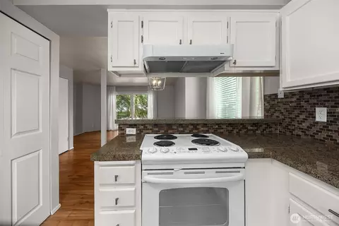 Kitchen - 1526 192nd St SE #O4, Bothell, WA 98012 photo 4 of 5