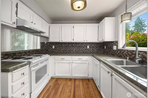 Kitchen - 1526 192nd St SE #O4, Bothell, WA 98012 photo 2 of 5