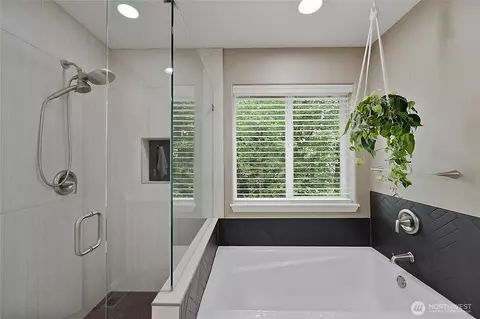Bath - 115 170th St SE, Bothell, WA 98012 photo 3 of 4