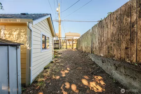 Exterior - 1710 36th St, Everett, WA 98201 photo 15 of 17