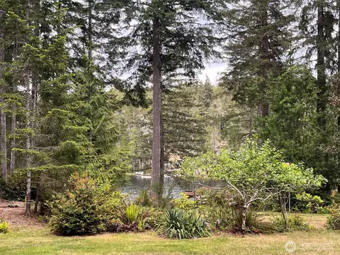 90 NE Lakeridge Dr, Belfair, WA 98528