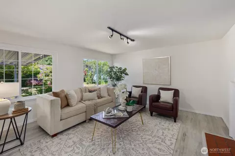 Living - 528 Wetmore Ave, Everett, WA 98201 photo 1 of 2