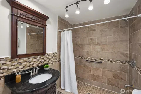 Bath - 528 Wetmore Ave, Everett, WA 98201 photo 3 of 3