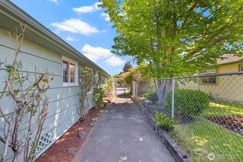 Exterior - 528 Wetmore Ave, Everett, WA 98201 photo 6 of 7