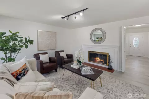 Living - 528 Wetmore Ave, Everett, WA 98201 photo 2 of 2