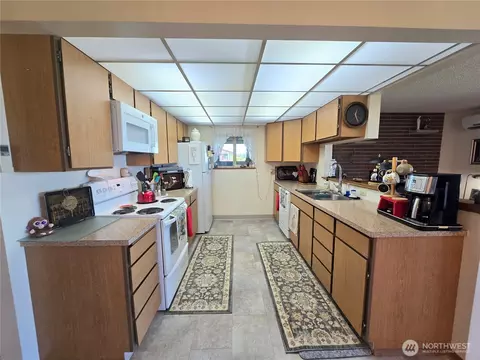 Kitchen - 1301 S 3rd Ave #5D, Sequim, WA 98382 photo 3 of 3