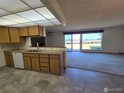 Kitchen - 1301 S 3rd Ave #5D, Sequim, WA 98382 photo 3 of 5
