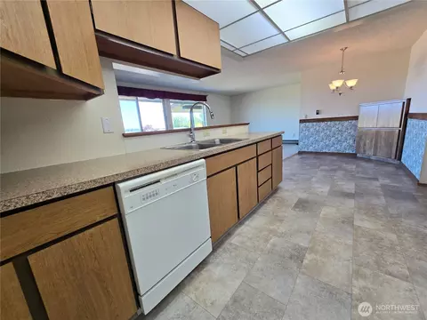 Kitchen - 1301 S 3rd Ave #5D, Sequim, WA 98382 photo 4 of 5