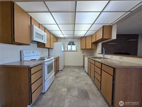 Kitchen - 1301 S 3rd Ave #5D, Sequim, WA 98382 photo 2 of 5