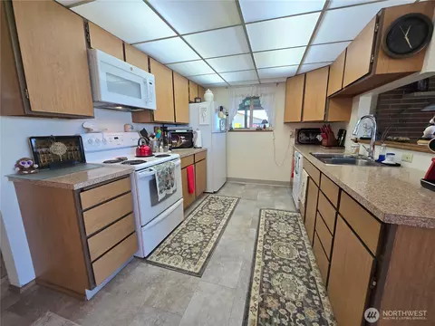 Kitchen - 1301 S 3rd Ave #5D, Sequim, WA 98382 photo 2 of 3