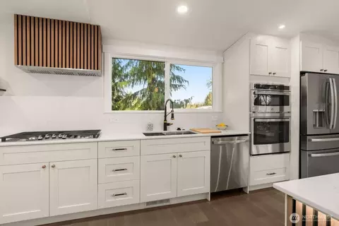 Kitchen - 10811 NE 154th Ct, Bothell, WA 98011 photo 4 of 5