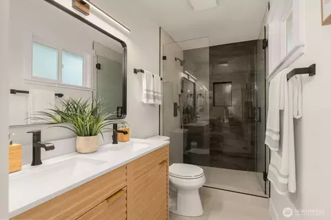 Bath - 10811 NE 154th Ct, Bothell, WA 98011 photo 3 of 4