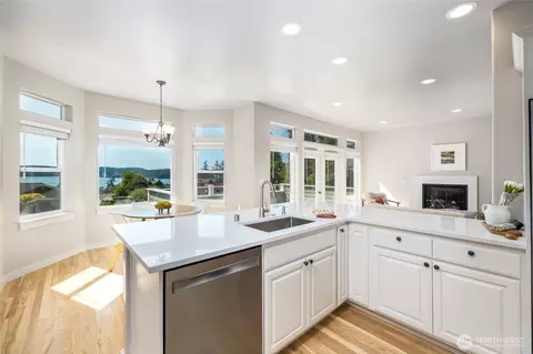 9924 Sunset Dr, La Conner, WA 98257