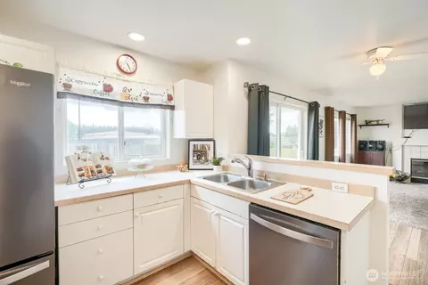 Kitchen - 21908 40th Ave E, Spanaway, WA 98387 photo 3 of 4