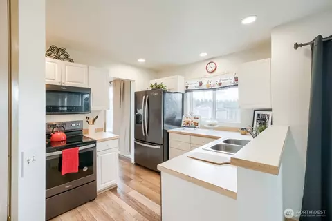 Kitchen - 21908 40th Ave E, Spanaway, WA 98387 photo 2 of 4