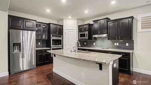 Kitchen - 17321 40th Ave SE, Bothell, WA 98012 photo 4 of 5