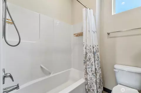 Bath - 17415 3rd Ave SE, Bothell, WA 98012 photo 4 of 5