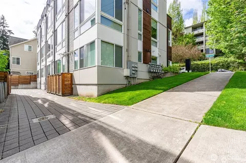 Exterior - 230 26th Ave E, Seattle, WA 98112 photo 6 of 7