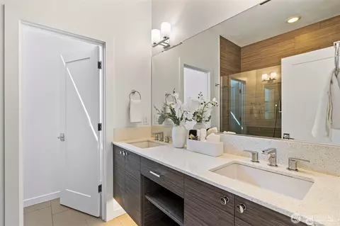 Bath - 230 26th Ave E, Seattle, WA 98112 photo 2 of 3
