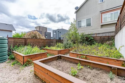 Exterior - 230 26th Ave E, Seattle, WA 98112 photo 4 of 7