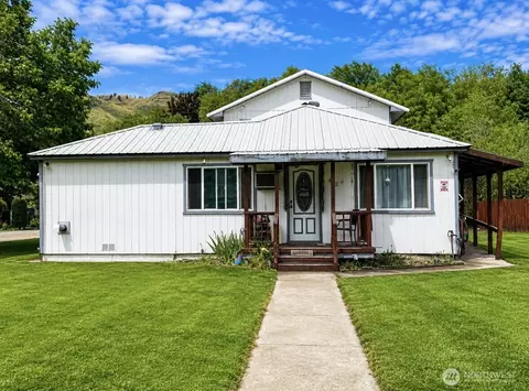 402 Juniper St, Oroville, WA 98844