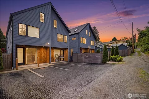 918 N 100th St #B, Seattle, WA 98133