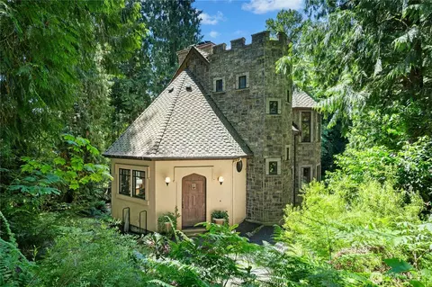 19027 SE May Valley Rd, Issaquah, WA 98027