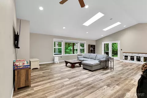 Living - 19214 Patterson Rd E, Orting, WA 98360 photo 2 of 3