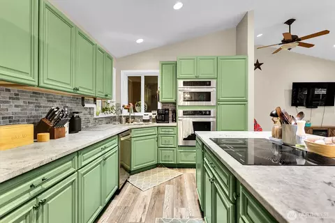 Kitchen - 19214 Patterson Rd E, Orting, WA 98360 photo 3 of 4