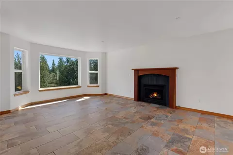 Living - 41216 305 Ave SE, Enumclaw, WA 98022 photo 1 of 5