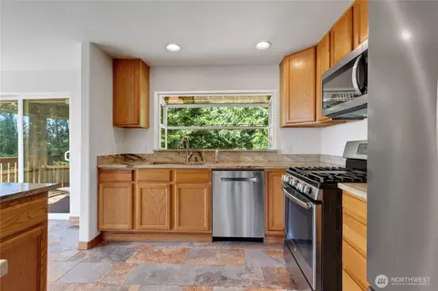 Kitchen - 41216 305 Ave SE, Enumclaw, WA 98022 photo 2 of 2