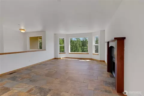 Living - 41216 305 Ave SE, Enumclaw, WA 98022 photo 2 of 5