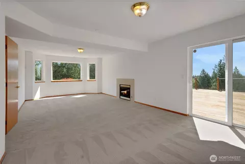 Living - 41216 305 Ave SE, Enumclaw, WA 98022 photo 4 of 5
