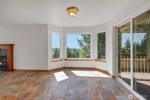 Living - 41216 305 Ave SE, Enumclaw, WA 98022 photo 3 of 5