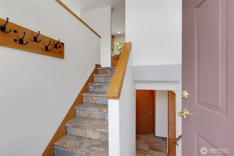 Entry Way - 41216 305 Ave SE, Enumclaw, WA 98022 photo 1 of 1