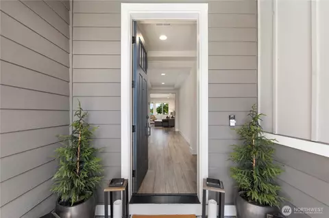 Entry Way - 3569 Elmont Ave, Enumclaw, WA 98022 photo 1 of 2
