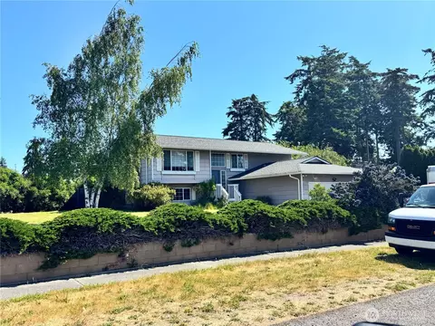 880 NW Illahee Dr, Oak Harbor, WA 98277