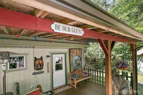 131 Nisqually Way, Ashford, WA 98304