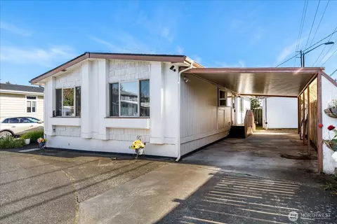 225 NErnst St #93, Oak Harbor, WA 98277