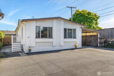 225 NErnst St #93, Oak Harbor, WA 98277