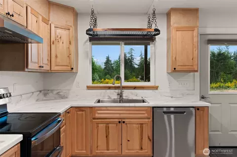 Kitchen - 1363 E Crestview Dr, Shelton, WA 98584 photo 3 of 3